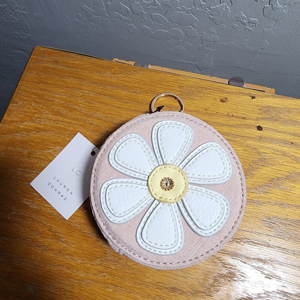 ***NWT *** LC Lauren Conrad DAISY Coin Pouch